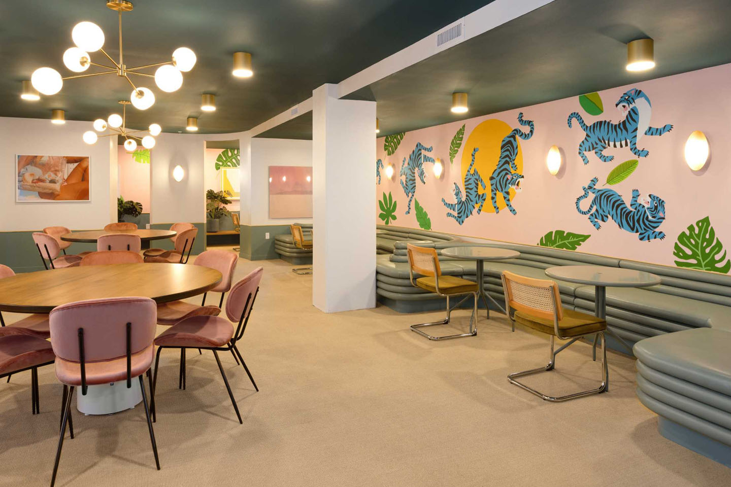 Study space with various tables and booths.